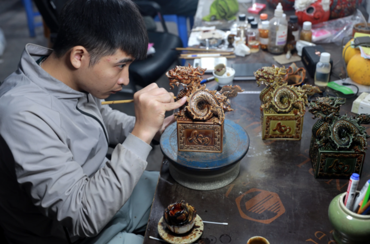 Nghệ[-]nhân[-]Bát[-]Tràng[-]chào[-]tết[-]Giáp[-]Thìn[-]2024[-]với[-]ấn[-]‘Hoàng[-]đế[-]chi[-]bảo’